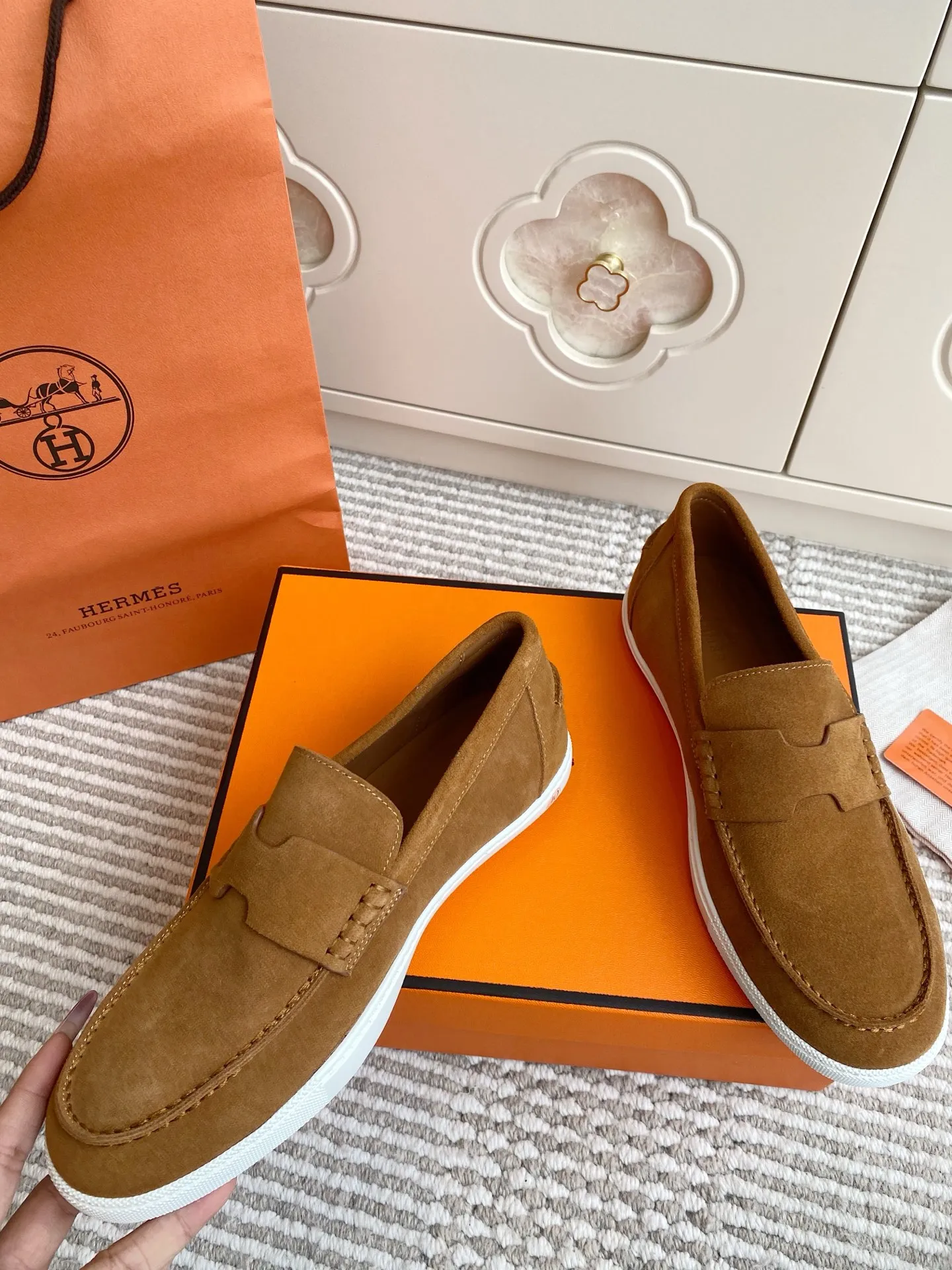 p560✨Hermes Couple Loafers｜Walking in the urban high-end, easily wearing Hermès temperament✨Who says luxury and comfort can’t have both?  This pair of H’s classic loafers really does it!  ▪️"Customized imported Yangjing fabric" is soft and delicate ▪️"Full sheepskin lining" + "soft-soled shoes" design. Your feet will be healed the moment you put them on~ It's like stepping on clouds☁️You won't feel tired after walking all day!  The iconic "H" buckle is low-key and luxurious. It is matched with a rubber outsole. It is lightweight and stylish. Whether you are commuting or shopping, you can easily achieve casual urban style🏙 Can be worn by couples. Full range of sizes, girls 35-41 | boys 39-45. Wear them together when going out. Sweet and high-end💑 Original mold opening. Details are in place. Those who understand will be attracted at a glance ️❤️ #Hermès loafers #coupleshoes #lightweight and versatile shoes